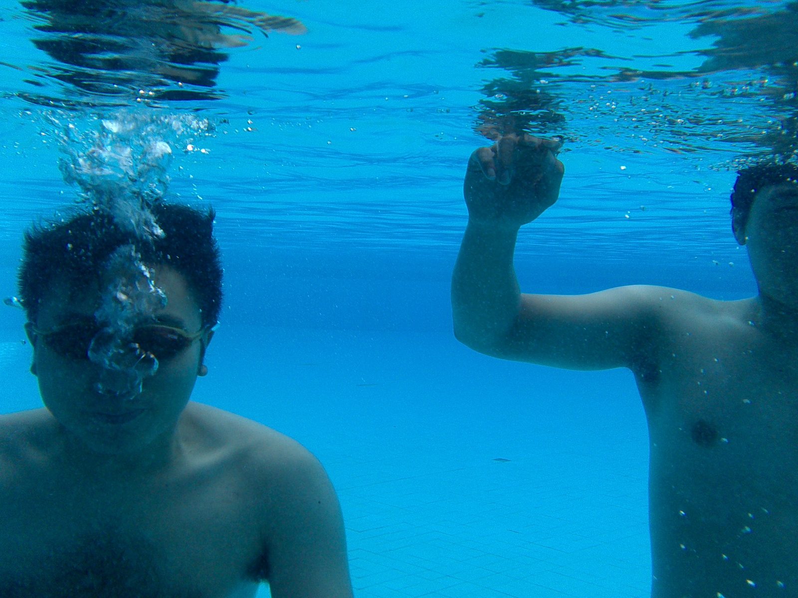 7749209976 SONY Xperia go - underwater