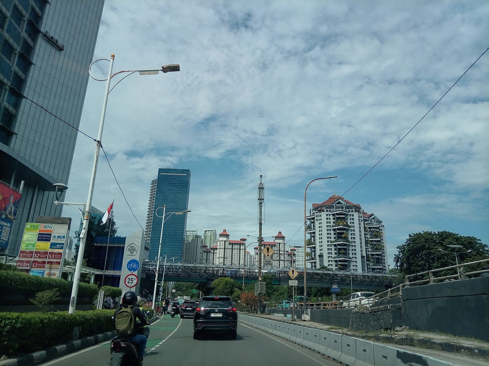 55298382811 Honor X6c - foto dari balik kaca mobil, cukup jelas