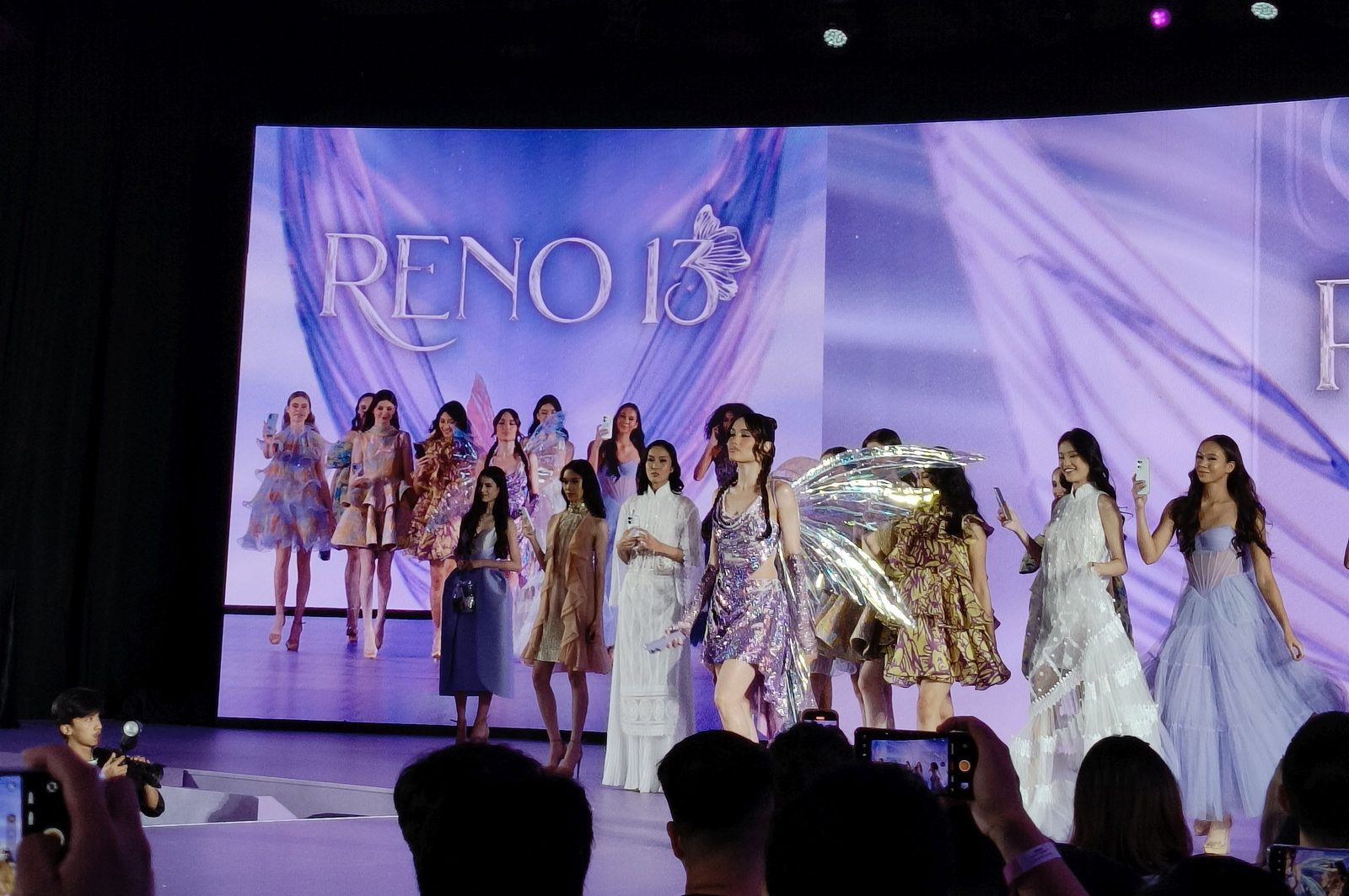 54284260689 oppo reno live photo cinta laura