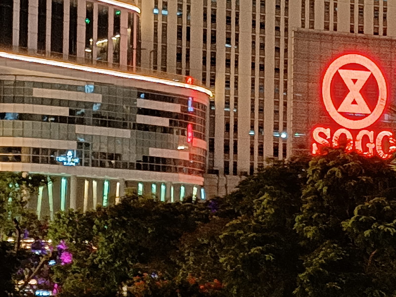 49779703331 night mode 5x zoom