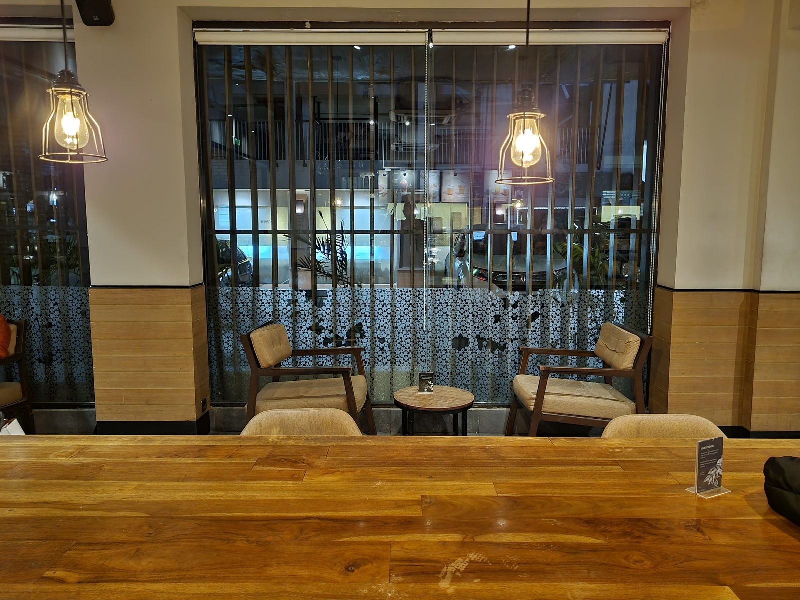 51882088352 Indoor Low-Light (3)
