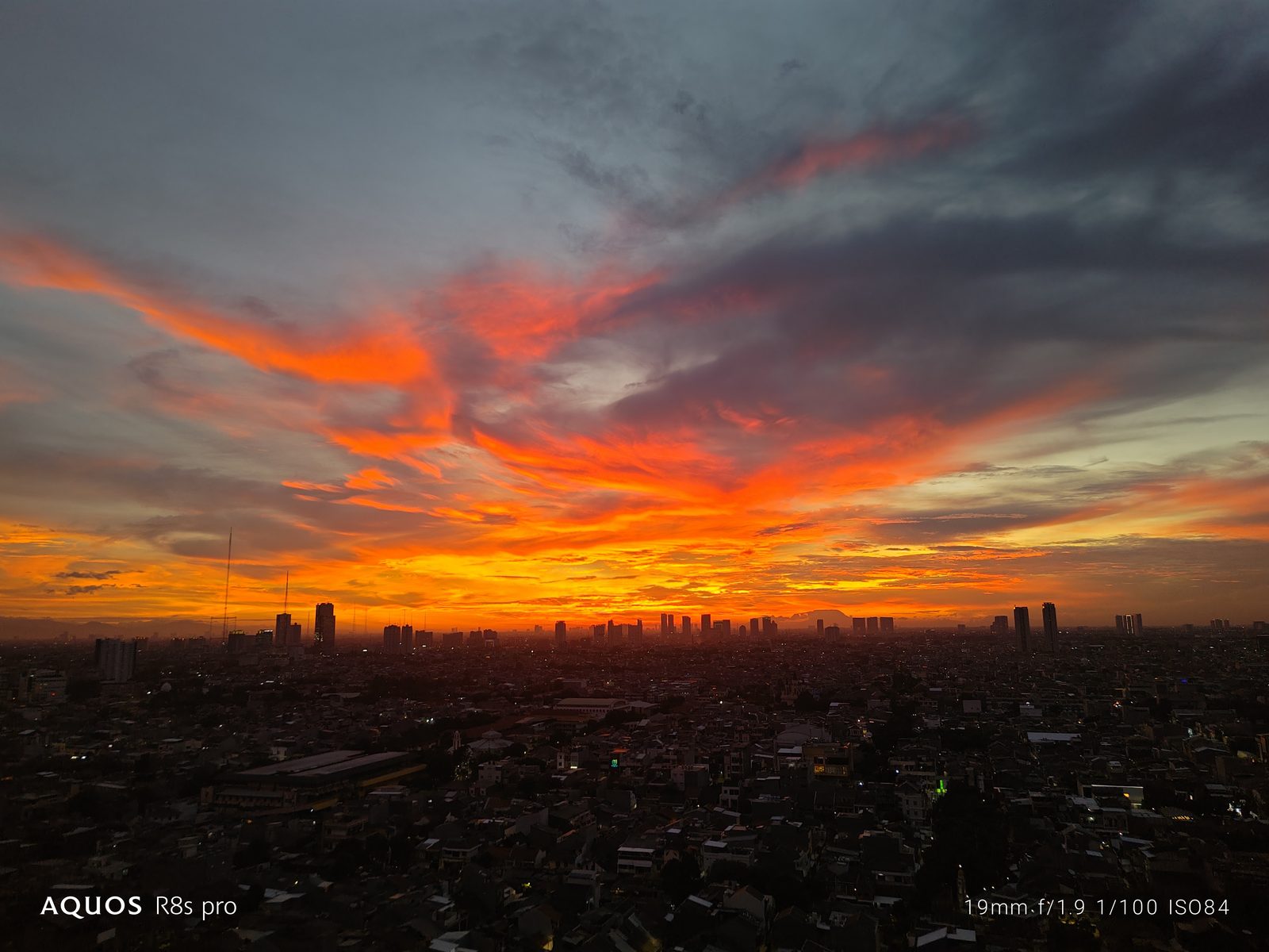 Sharp AQUOS R8s Pro Low Light (2)
