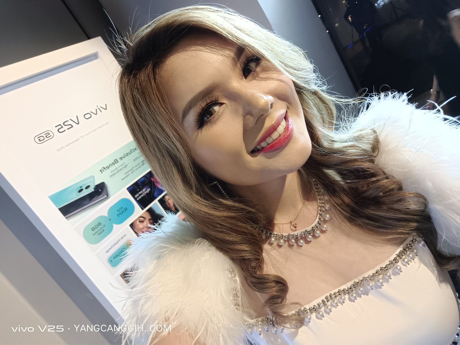 52350518096 selfie Vivo V25